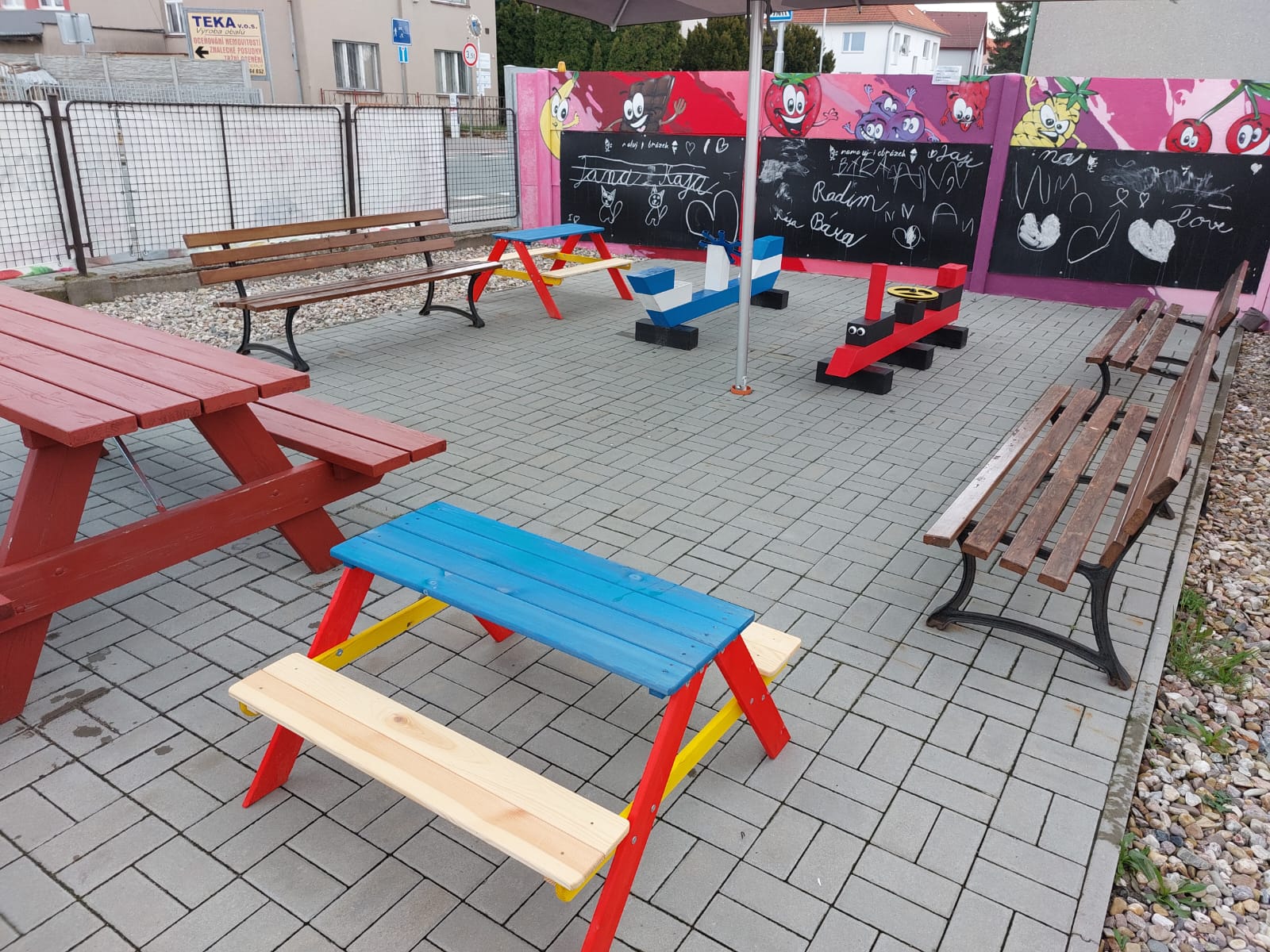 Zahrádka s lavičkami pro děti