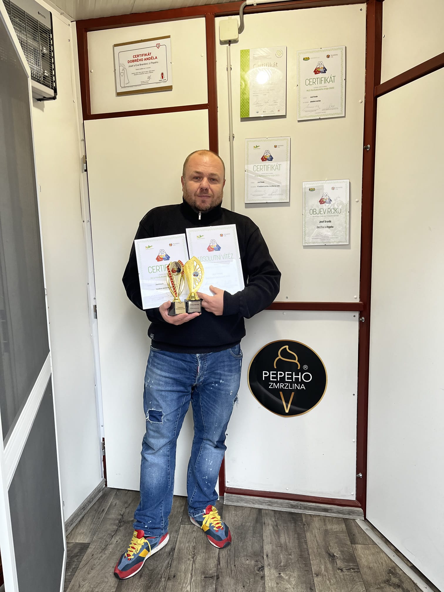 PEPE vyfocený s cenama